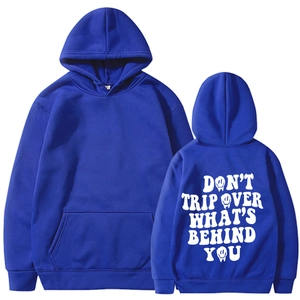 Dettaglio dell'abbigliamento disteso con felpa blu Klein e testo bianco sulla parte posteriore