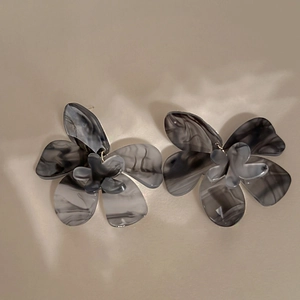 Elegant flower-shaped resin earrings with marble pattern and silver needle studs