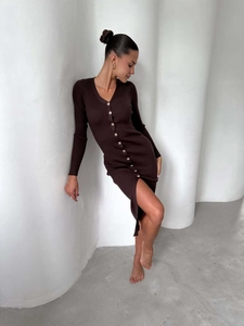 Vestido ajustado de punto acanalado marrón oscuro con cuello en V y abertura lateral