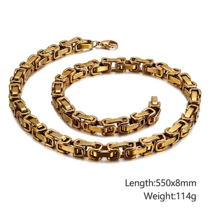 Détail d'une chaîne byzantine dorée affichant une longueur de 550mm et 8mm de large