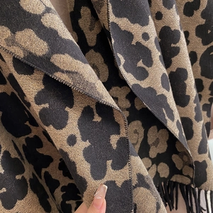 Thick leopard print cashmere scarf with black fringe tassels for autumn and winter warmth
