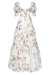 Détail de l'imprimé roses roses sur robe de soirée longue en organza à manches bouffantes