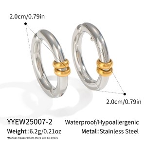 Vue détaillée des boucles d'oreilles bicolores en acier inoxydable de 2,0 cm avec dimensions