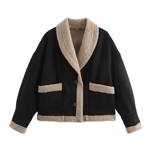 Dettaglio giacca in pelle scamosciata nera con collo in pelliccia beige e ampie tasche