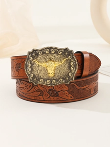 Vue détaillée d'une ceinture en similicuir marron avec gaufrage et boucle tête de taureau