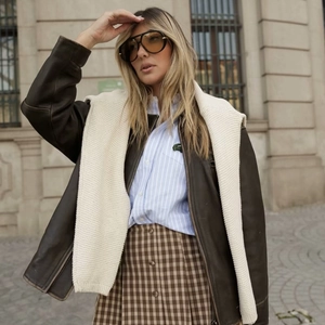 Gonna a pieghe scozzese marrone stile preppy con camicia a righe blu vista urbana