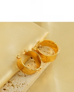 Détail de boucles d'oreilles créoles en acier plaqué or 18K avec texture martelée
