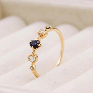 Détail de bague en argent 925 plaqué or avec grès bleu et pierre de topaze éclatante