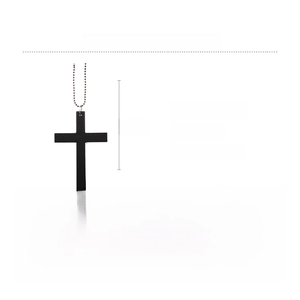 Détail du pendentif croix en bois noir mat avec les mesures de la chaîne à billes