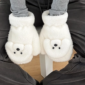 Détail de chaussons pelucheux chien blanc avec design mignon de visage d'animal en 3D