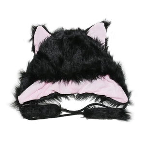 Dettaglio del cappello invernale in ecopelliccia nera con orecchie di gatto rosa e pompon