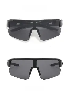 Vista vertical de gafas de sol deportivas negras con montura mate y lentes UV