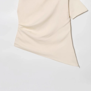 Minimalistisches beiges asymmetrisches Hemd mit Strukturstoff und verdecktem Reißverschluss