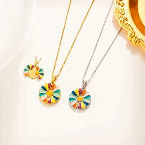 Détails de pendentifs marguerites en émail coloré sur chaînes en acier titane or et argent