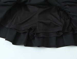 Détail de la robe noire avec doublure de sécurité intégrée pour éviter toute exposition