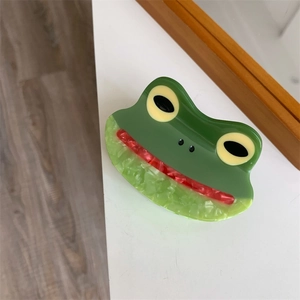 Detailansicht der niedlichen Frosch-Haarklammer aus poliertem grünem Acetat-Material