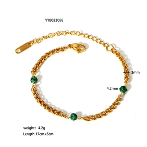 Détail de la chaîne torsadée dorée 18K avec perles de malachite et fermoir mousqueton