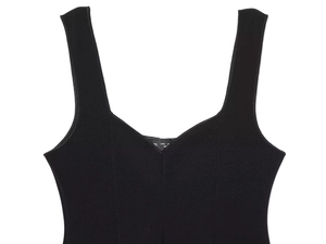 Dettaglio top nero senza maniche con scollo a V, tessuto elastico e taglia EUR S