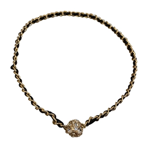 Collier chaîne en similicuir tressé noir et doré avec pendentif sphérique serti de strass