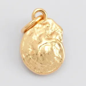 Vue détaillée du pendentif en cuivre ovale avec dimensions 11x8mm et texture naturelle