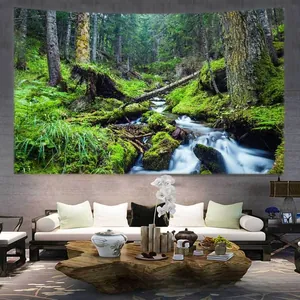 Gros plan détaillé d'une tapisserie de forêt et ruisseau dans un salon contemporain