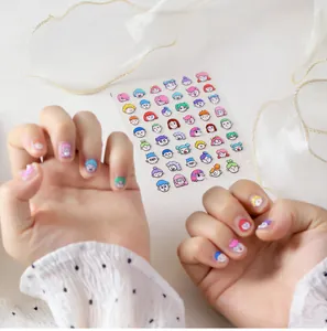 Vue détaillée des autocollants à ongles 3D personnages TL-400 sur manucure