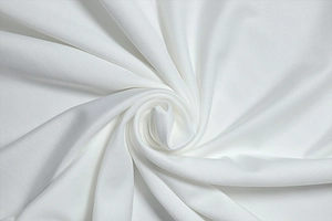 Vue macro d'un tissu en sergé blanc avec drapé élégant et plis en spirale doux