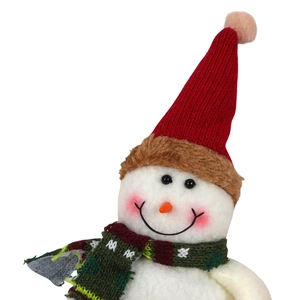 Pupazzo di neve natalizio con cappello rosso e sciarpa per decorazione festiva creativa