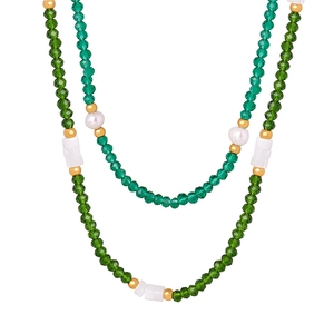 Collier artisanal rétro avec perles de jade blanc naturel et perles vertes sur fond blanc
