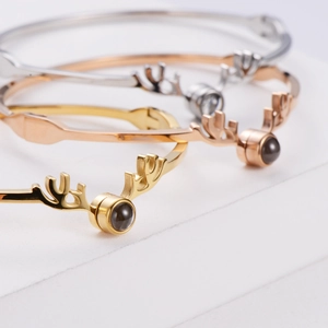Bracciali in acciaio al titanio a testa di cervo in oro, argento e oro rosa con gemme