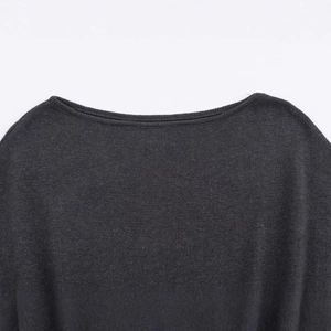 Robe mi-longue en maille gris anthracite avec col bateau et ceinture élégante assortie
