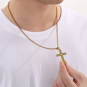 Collier croix minimaliste en acier inoxydable doré pour homme et femme sur t-shirt blanc