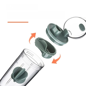 Vue éclatée du shaker de sport montrant le tamis, la bille de mélange et le couvercle