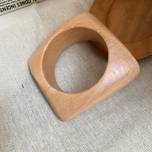 Bracelet géométrique minimaliste en bois avec grain naturel et finition lisse polie