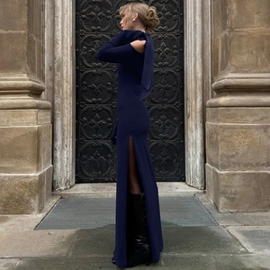 Détail de la robe bleu marine à épaules dénudées avec fente latérale haute et taille cintrée