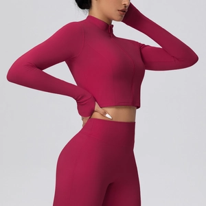 Dettaglio di giacca sportiva corta con zip e leggings in tonalità rosa scuro