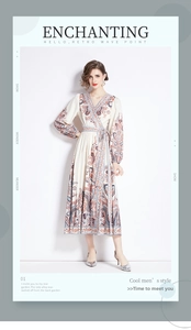 Detailansicht des V-Ausschnitts und Paisley-Musters am langärmeligen Boho-Maxikleid