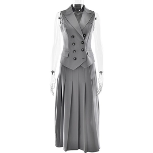 Détail de l'ensemble gilet gris sans manches à double boutonnage et jupe plissée