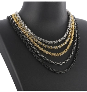 Details von 4mm Byzantiner Ketten in Gold, Silber und Schwarz auf einer schwarzen Büste