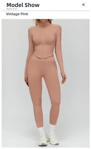 Détail de l'ensemble de yoga côtelé rose vintage avec haut zippé, passe-pouces et legging