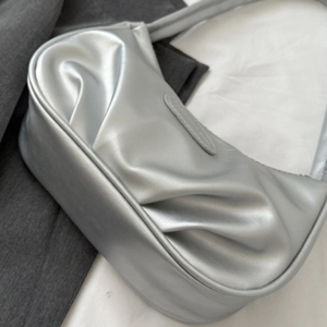 Sac hobo argenté métallisé en forme de croissant avec design plissé et bandoulière