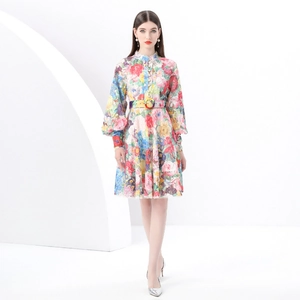 Robe midi rétro à imprimé fleuri avec col montant, boutonnage et ceinture assortie