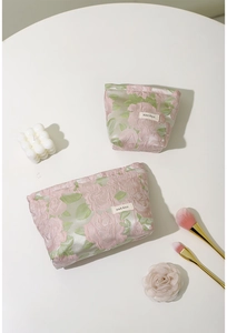 Détail du set de trousses de maquillage jacquard à fleurs roses avec étiquette H&R
