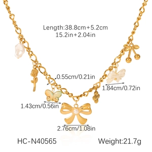 Spécifications de collier doré avec pendentifs papillon, rose et cœur gravés