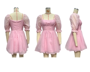 Drei-Seiten-Ansicht des rosa Organza-Kleids mit Puffärmeln in Vorder-, Rück- und Seitenansicht