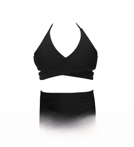 Détail du maillot de bain noir deux pièces pour filles avec haut licou et culotte haute