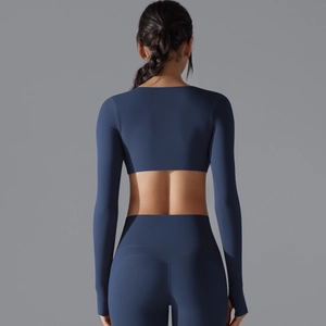 Vista posteriore con dettagli del taglio sulla schiena e design lift della tuta da yoga