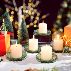 Vassoio per candele nordico in vetro striato con candele bianche e alberi verdi