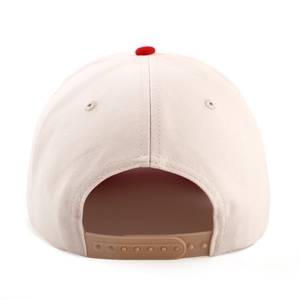 Detailansicht der Baumwollkappe mit rotem Knopf und verstellbarem braunem Snapback
