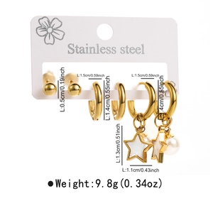 Vue détaillée des dimensions de l'ensemble de boucles d'oreilles dorées